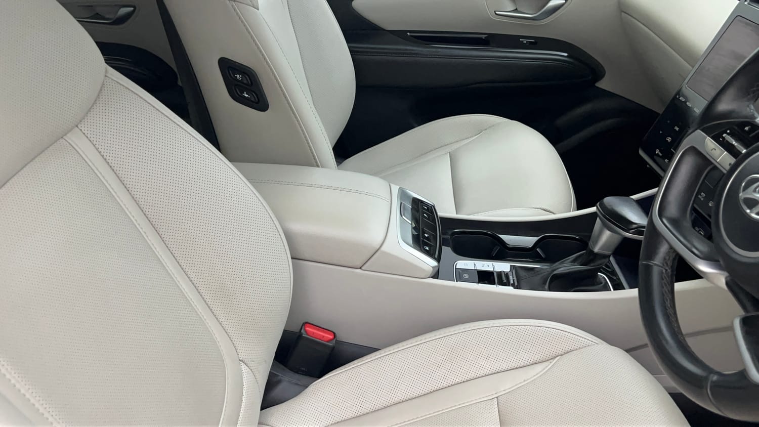 Used 2023 Hyundai Tucson Signature 2.0 AT Petrol Petrol Automatic top_features Leather seats