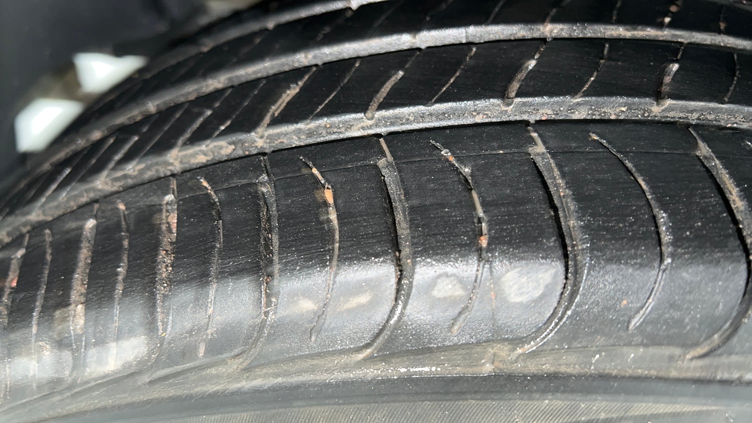Used 2023 Kia Seltos HTK Plus 1.5 Turbo Petrol iMT Petrol Manual tyres RIGHT REAR TYRE TREAD VIEW