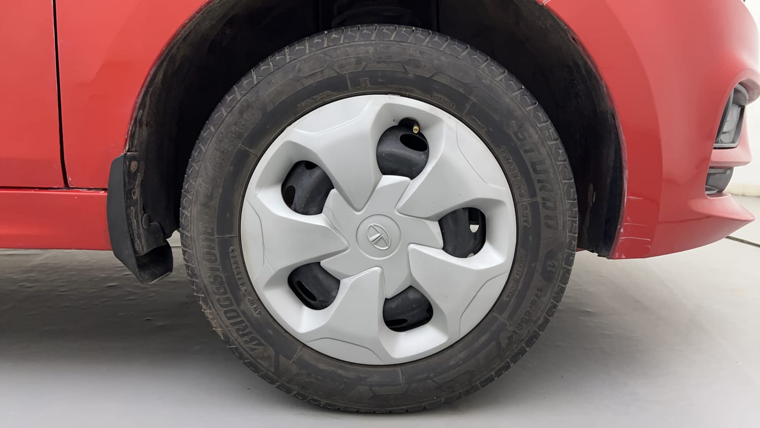 Used 2022 Tata Tiago XT CNG Cng Manual tyres RIGHT FRONT TYRE RIM VIEW