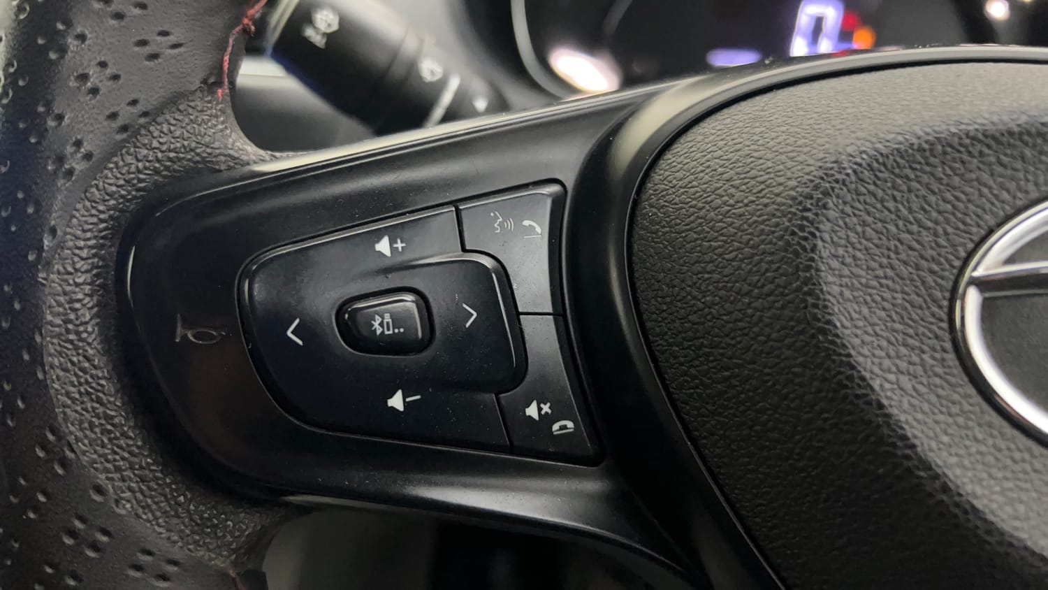 Used 2022 Tata Tiago XT CNG Cng Manual top_features Steering mounted controls