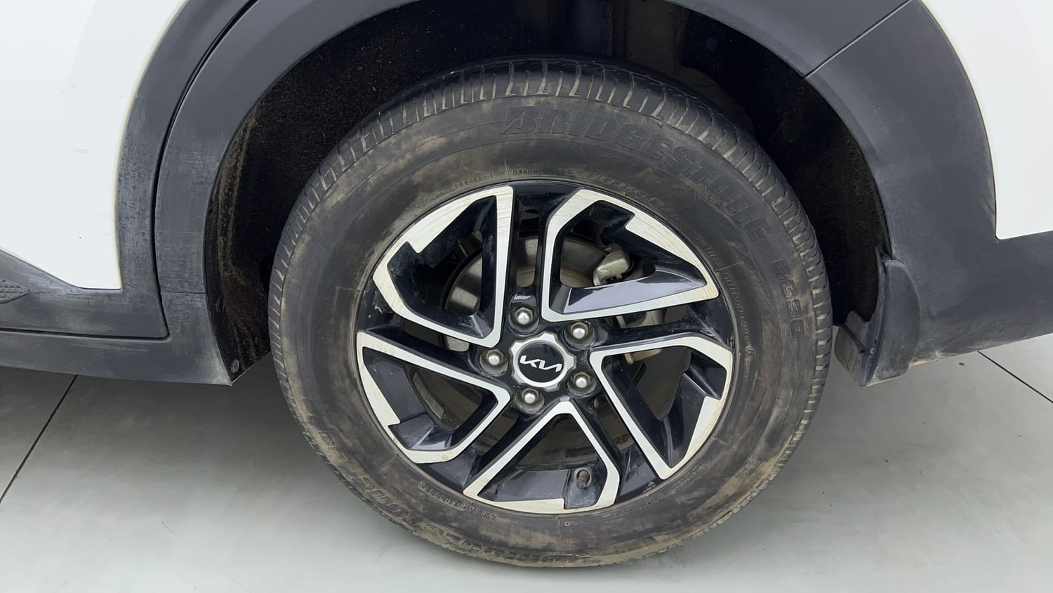 Used 2023 Kia Carens Prestige Plus 1.5 Diesel MT 7 STR Diesel Manual tyres LEFT REAR TYRE RIM VIEW