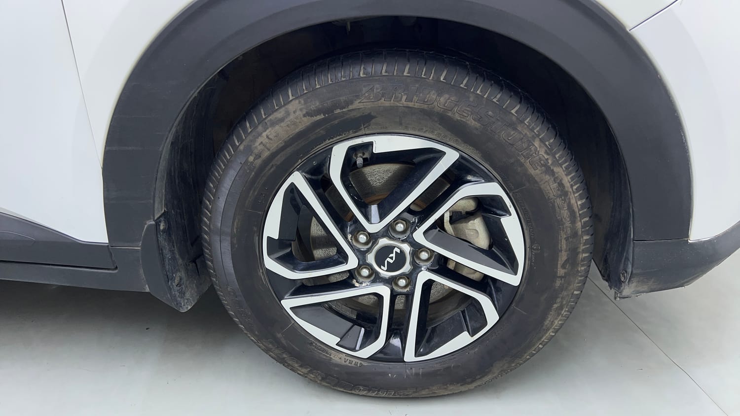 Used 2023 Kia Carens Prestige Plus 1.5 Diesel MT 7 STR Diesel Manual tyres RIGHT FRONT TYRE RIM VIEW