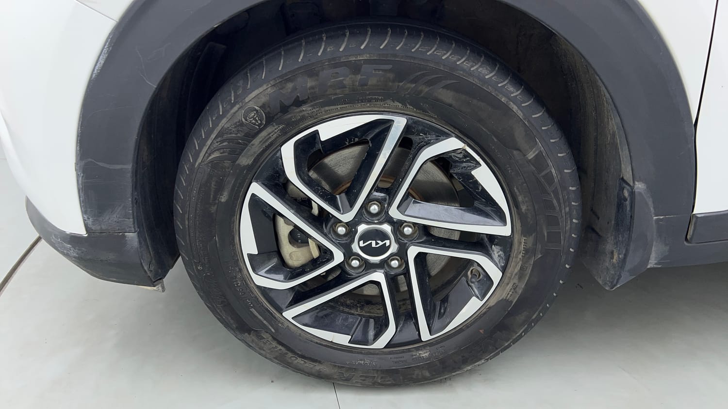 Used 2023 Kia Carens Prestige Plus 1.5 Diesel MT 7 STR Diesel Manual tyres LEFT FRONT TYRE RIM VIEW