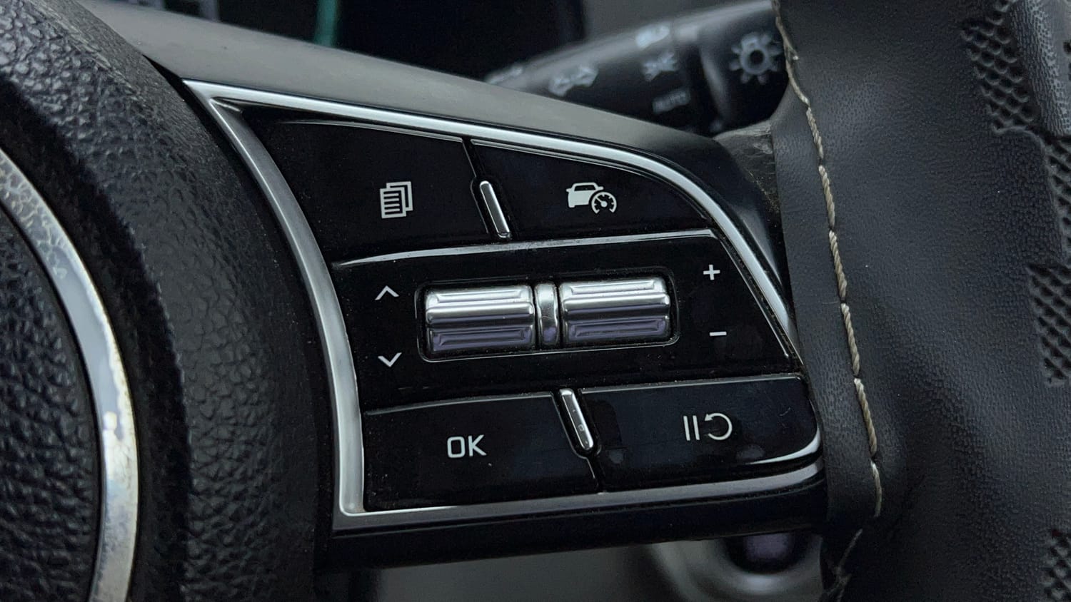 Used 2023 Kia Carens Prestige Plus 1.5 Diesel MT 7 STR Diesel Manual top_features Cruise control