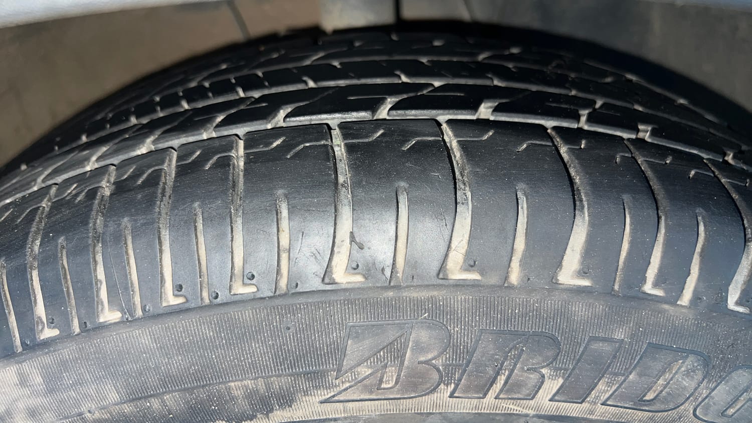Used 2023 Kia Carens Prestige Plus 1.5 Diesel MT 7 STR Diesel Manual tyres RIGHT FRONT TYRE TREAD VIEW
