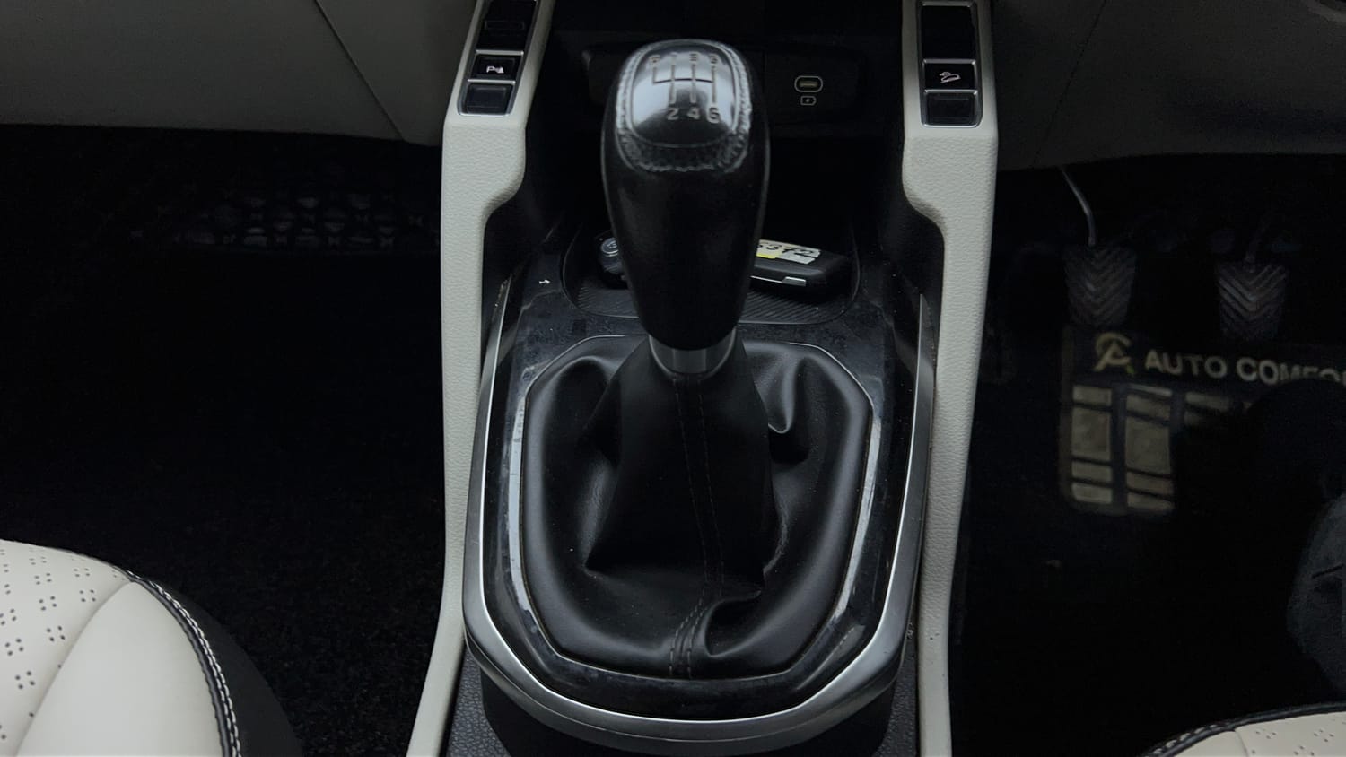 Used 2023 Kia Carens Prestige Plus 1.5 Diesel MT 7 STR Diesel Manual interior GEAR  KNOB VIEW