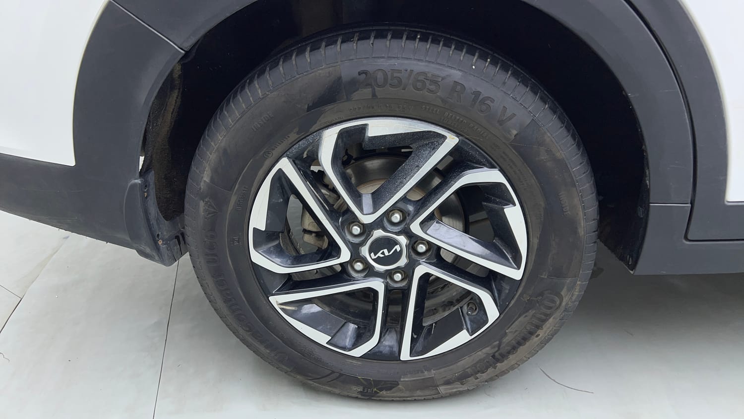 Used 2023 Kia Carens Prestige Plus 1.5 Diesel MT 7 STR Diesel Manual tyres RIGHT REAR TYRE RIM VIEW