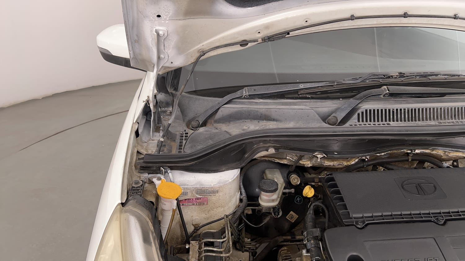 Used 2015 Tata Zest XMA Diesel Diesel Automatic engine ENGINE RIGHT SIDE HINGE & APRON VIEW