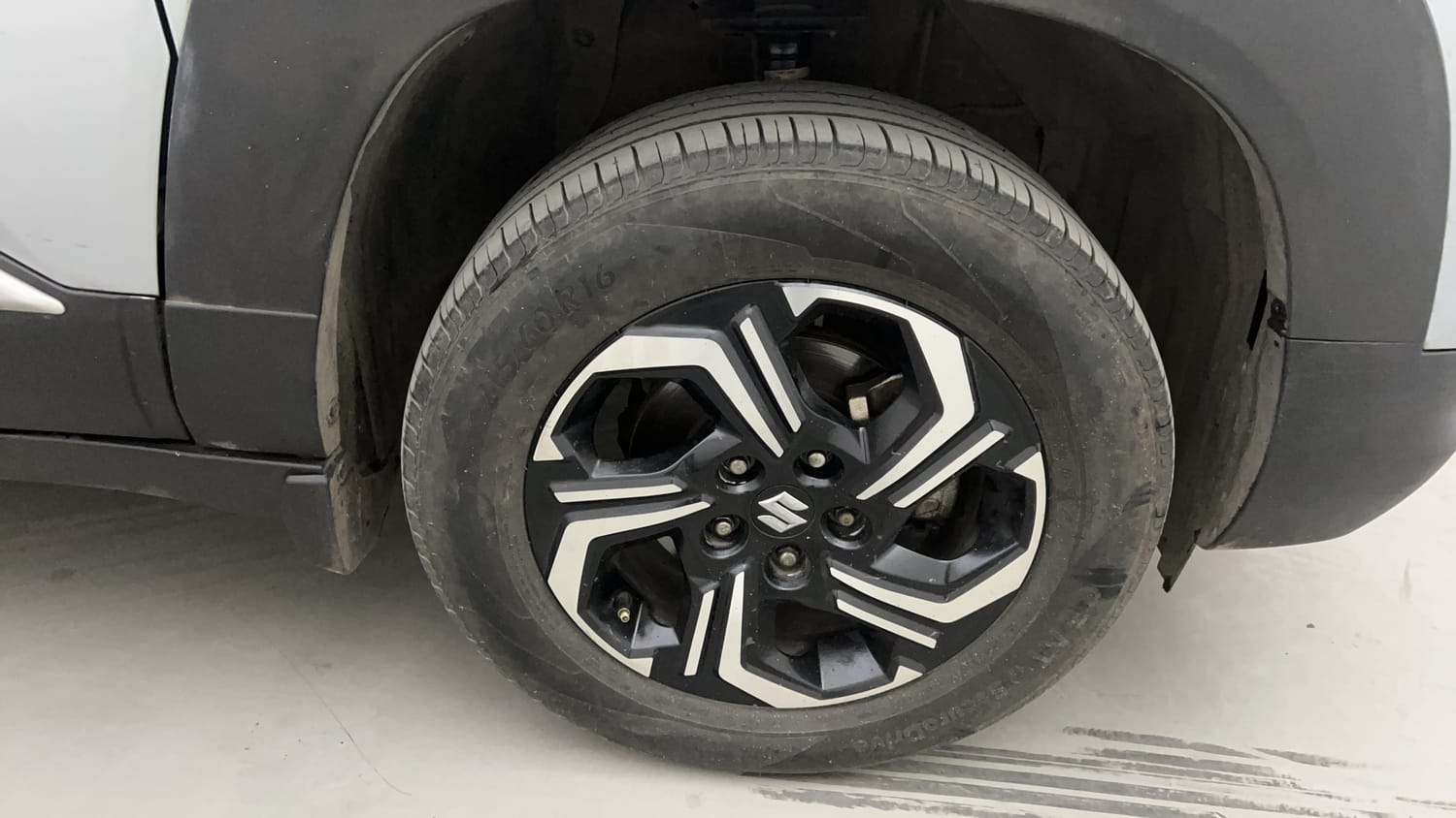 Used 2022 Maruti Suzuki Brezza Zxi Plus Dual Tone Petrol Manual tyres RIGHT FRONT TYRE RIM VIEW