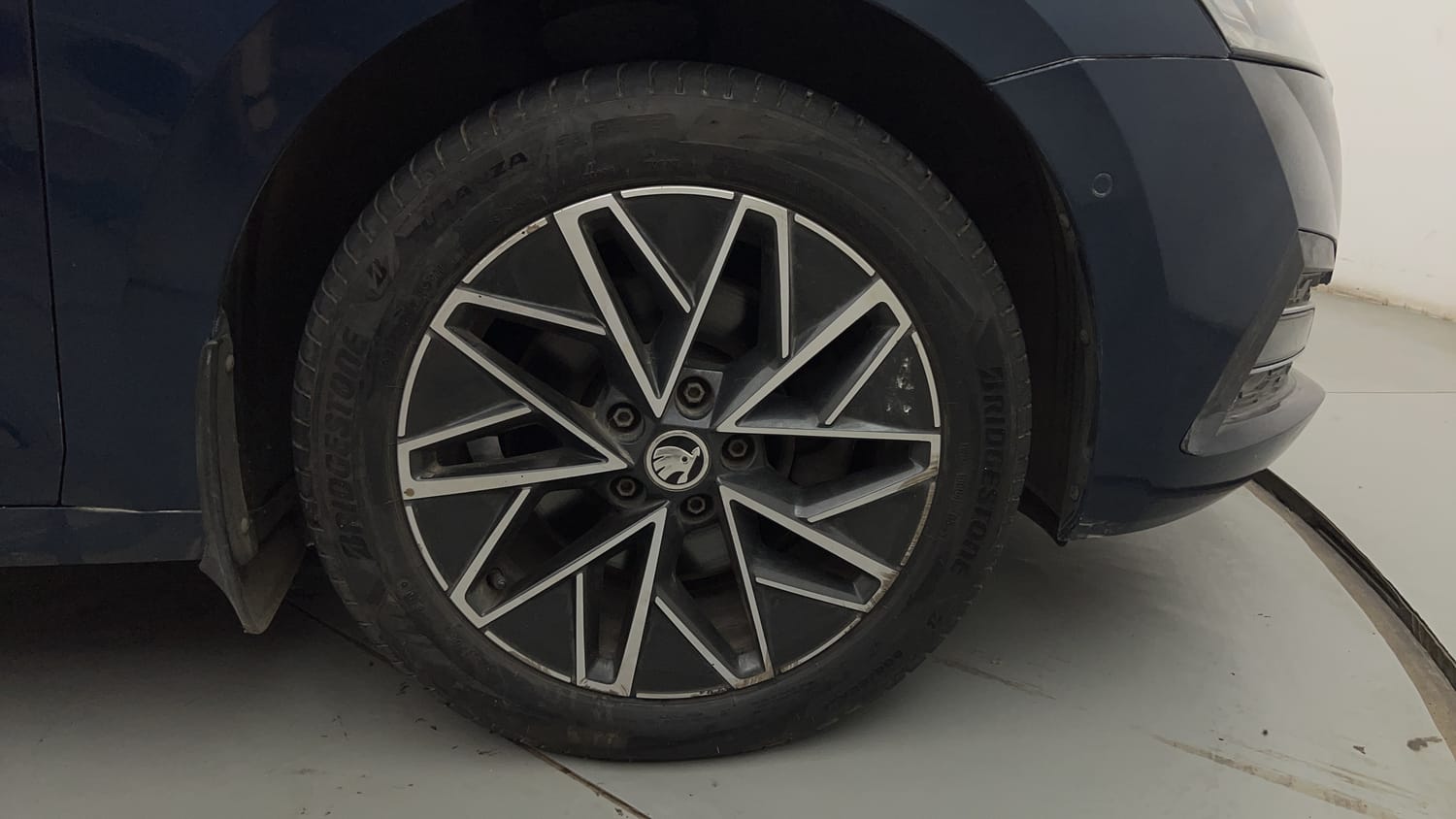 Used 2021 Skoda Octavia L&K 2.0 Petrol Automatic tyres RIGHT FRONT TYRE RIM VIEW