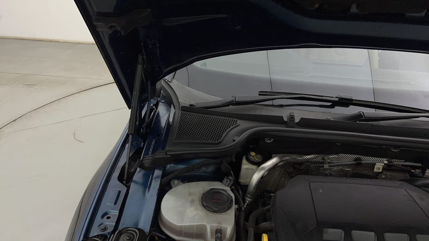 Used 2021 Skoda Octavia L&K 2.0 Petrol Automatic engine ENGINE RIGHT SIDE HINGE & APRON VIEW