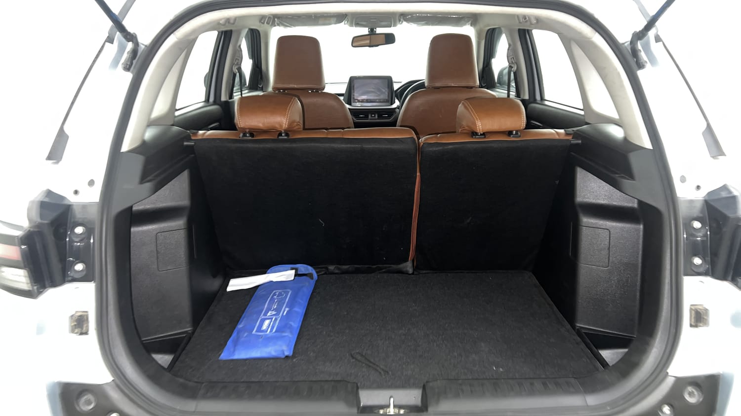 Used 2022 Maruti Suzuki Brezza Zxi Plus Dual Tone Petrol Manual interior DICKY INSIDE VIEW