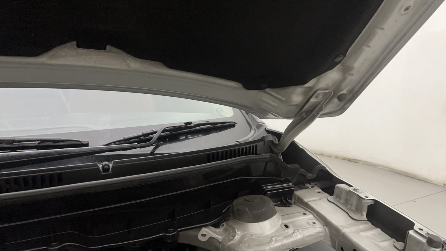Used 2022 Maruti Suzuki Brezza Zxi Plus Dual Tone Petrol Manual engine ENGINE LEFT SIDE HINGE & APRON VIEW