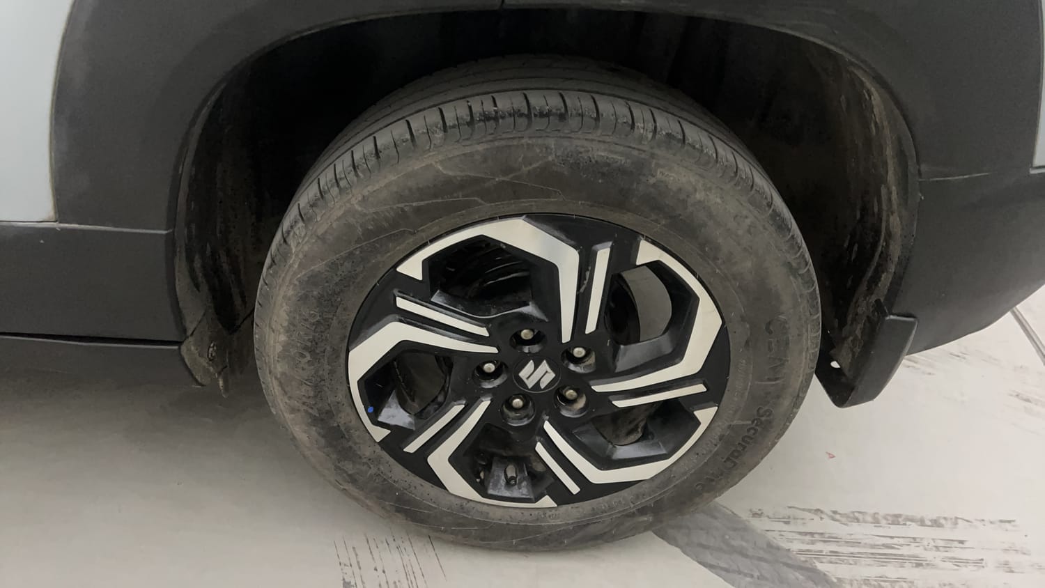 Used 2022 Maruti Suzuki Brezza Zxi Plus Dual Tone Petrol Manual tyres LEFT REAR TYRE RIM VIEW