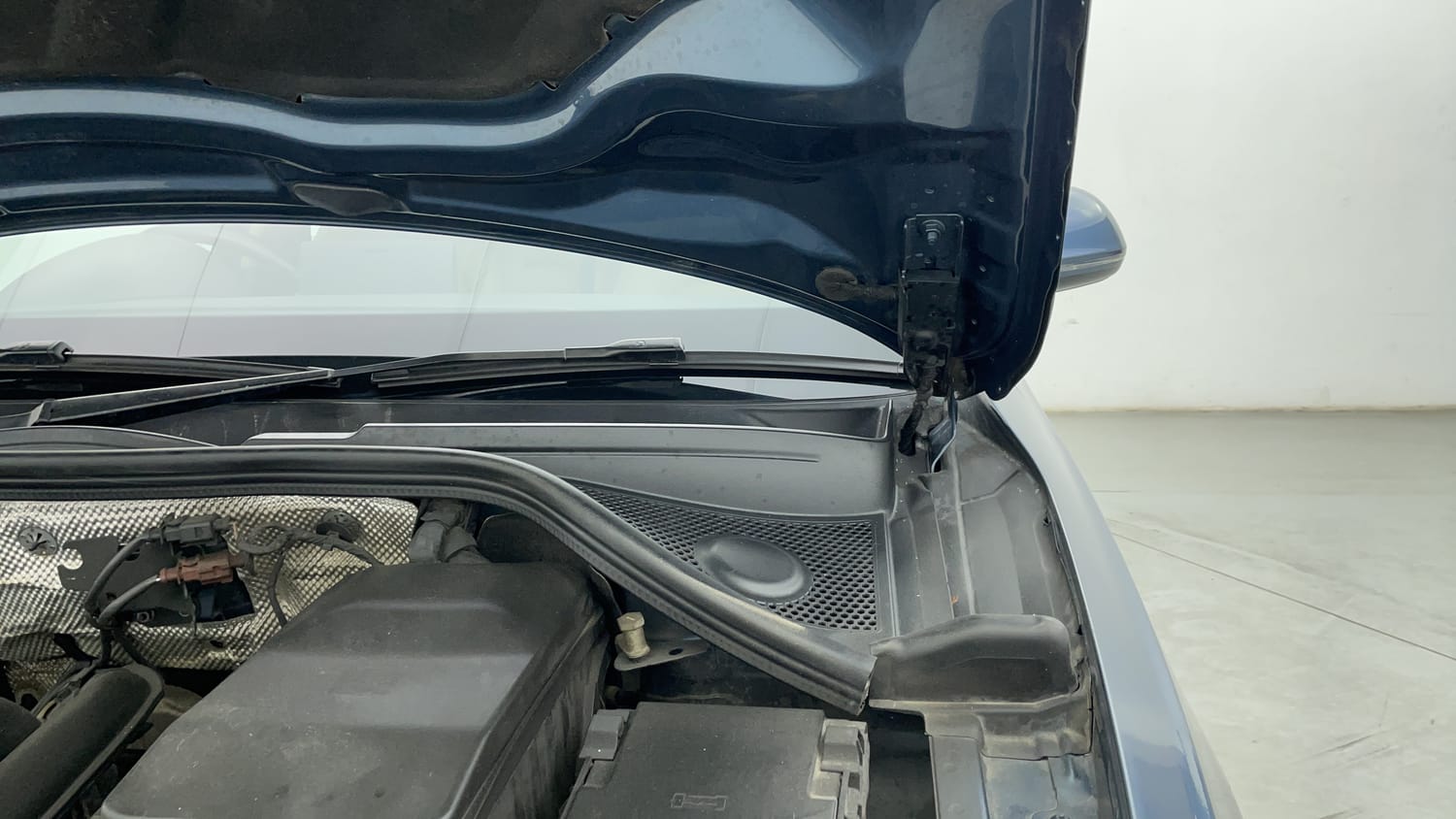 Used 2018 Audi Q3 30 TFSI Premium Petrol Automatic engine ENGINE LEFT SIDE HINGE & APRON VIEW