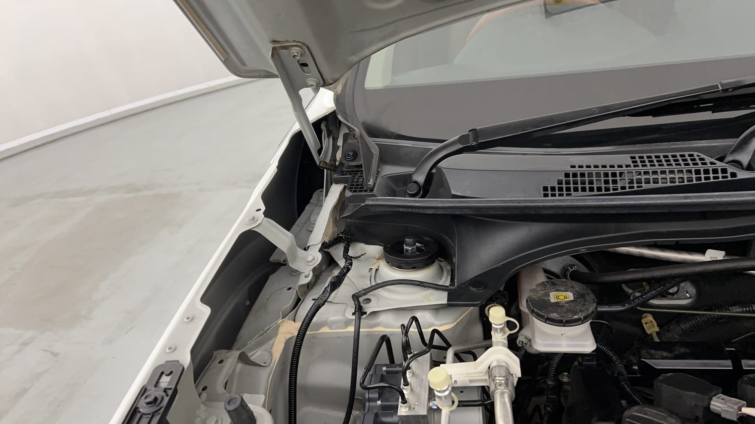 Used 2024 Honda Elevate ZX MT Petrol Manual engine ENGINE RIGHT SIDE HINGE & APRON VIEW