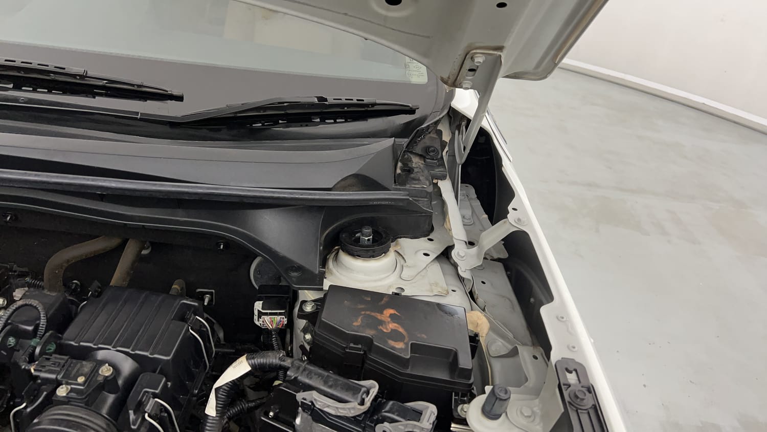 Used 2024 Honda Elevate ZX MT Petrol Manual engine ENGINE LEFT SIDE HINGE & APRON VIEW