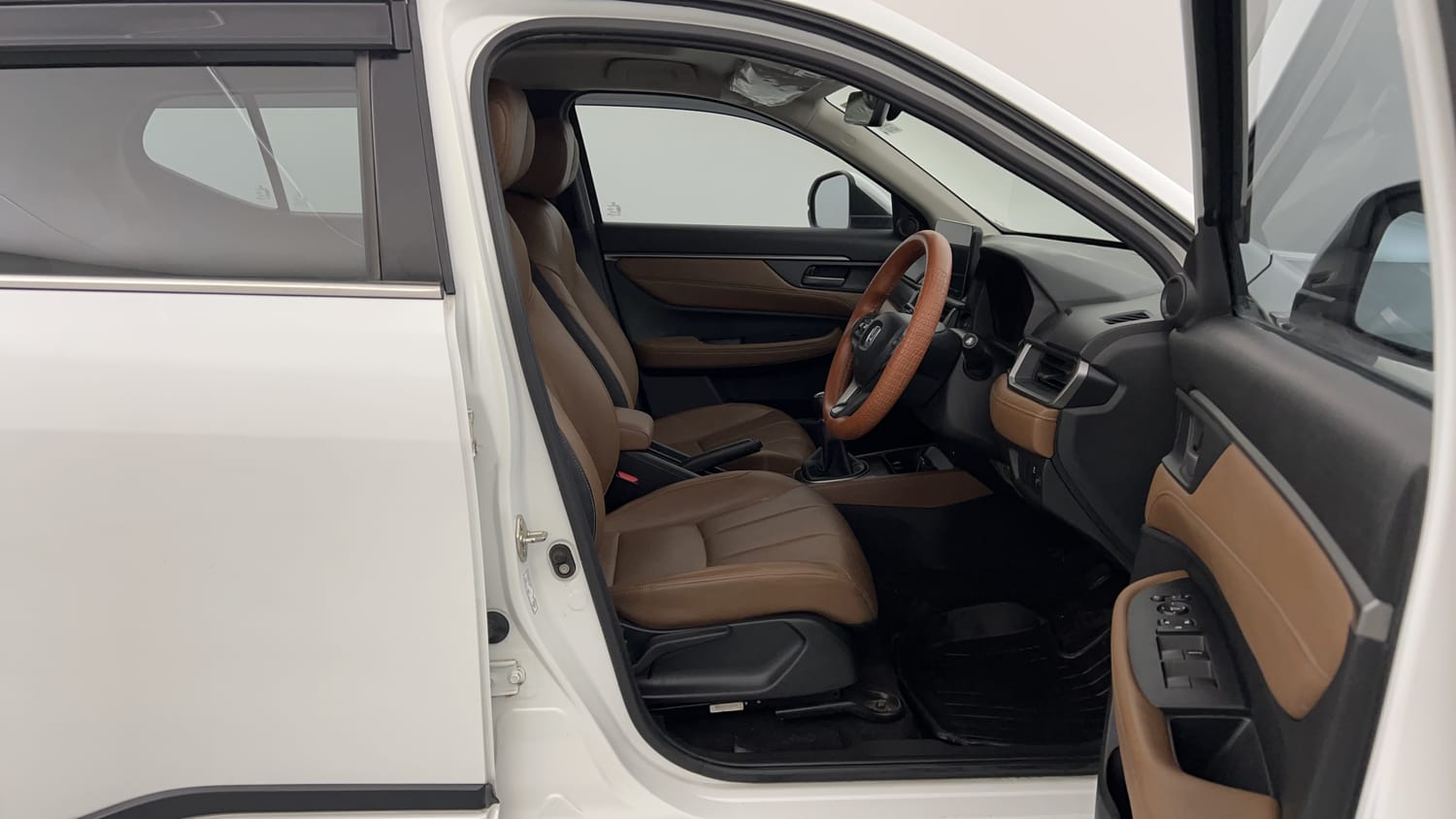 Used 2024 Honda Elevate ZX MT Petrol Manual interior RIGHT SIDE FRONT DOOR CABIN VIEW