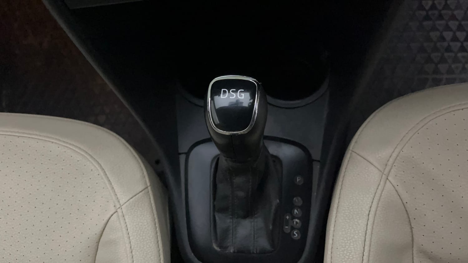Used 2018 Skoda Rapid Style 1.5 TDI AT Diesel Automatic interior GEAR  KNOB VIEW