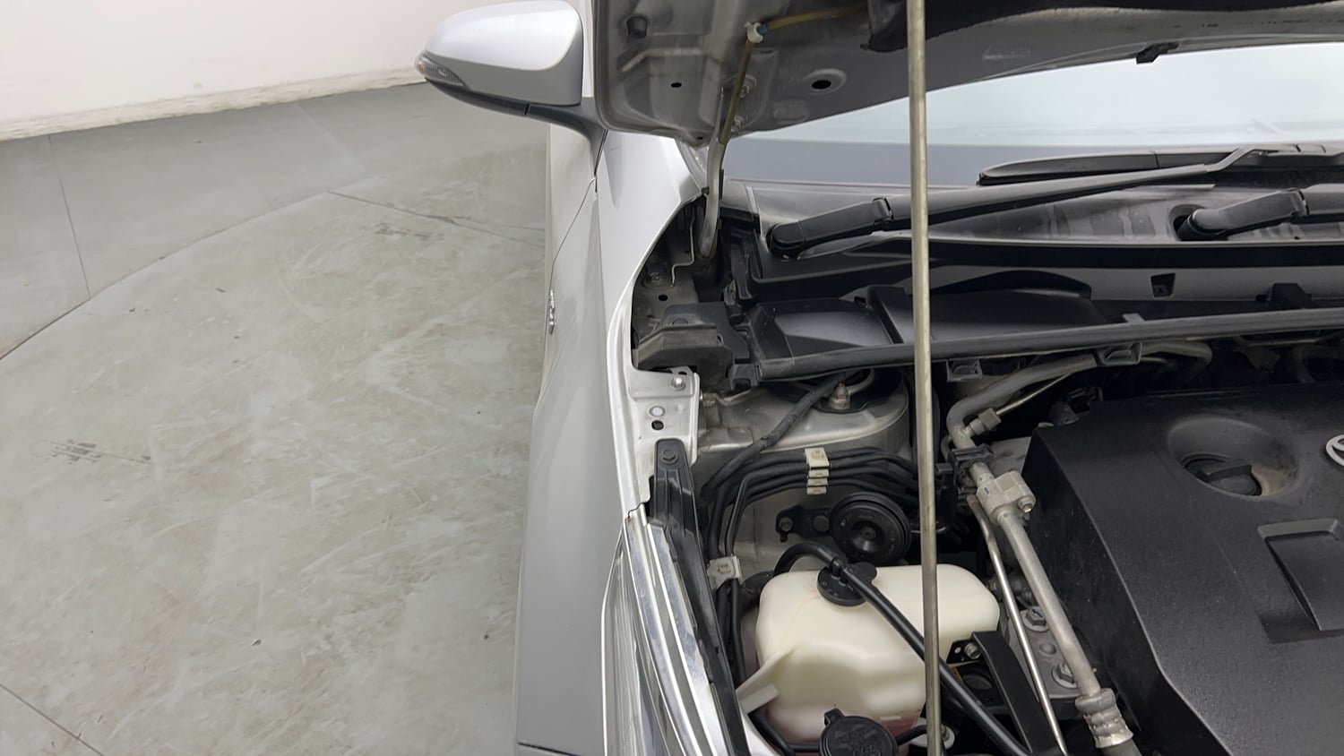 Used 2019 Toyota Corolla Altis VL CVT Petrol Petrol Automatic engine ENGINE RIGHT SIDE HINGE & APRON VIEW