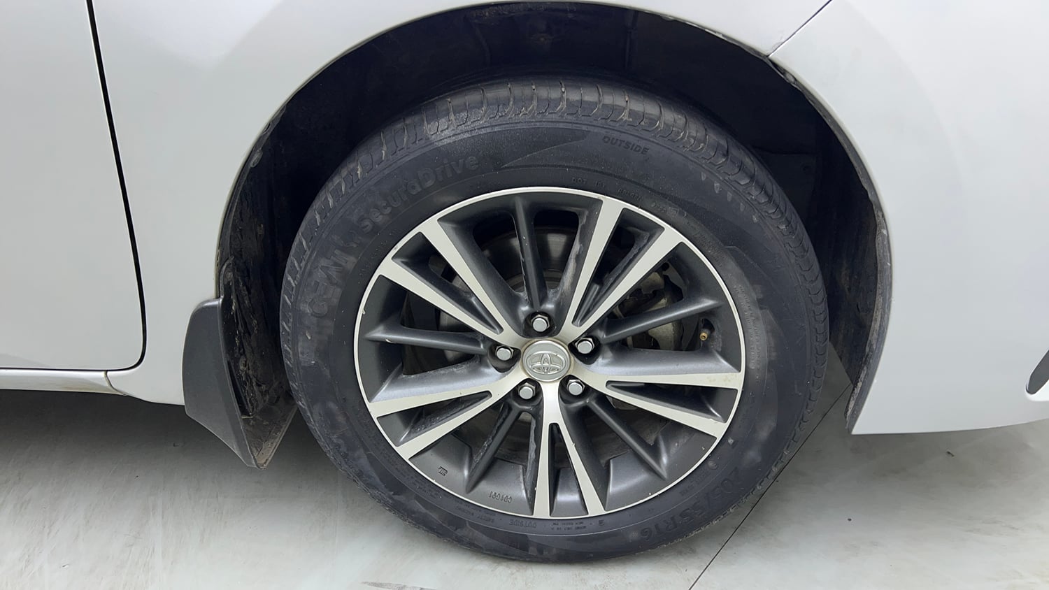Used 2019 Toyota Corolla Altis VL CVT Petrol Petrol Automatic tyres RIGHT FRONT TYRE RIM VIEW