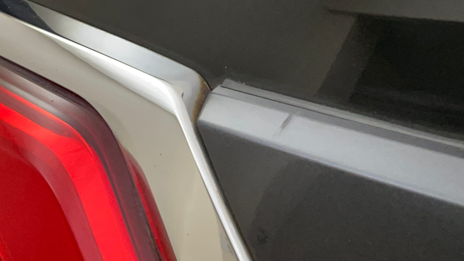 Used 2017 Tata Hexa XTA 4x2 6 STR Diesel Automatic dents MINOR SCRATCH