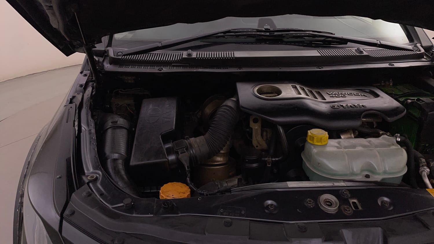 Used 2017 Tata Hexa XTA 4x2 6 STR Diesel Automatic engine ENGINE RIGHT SIDE HINGE & APRON VIEW