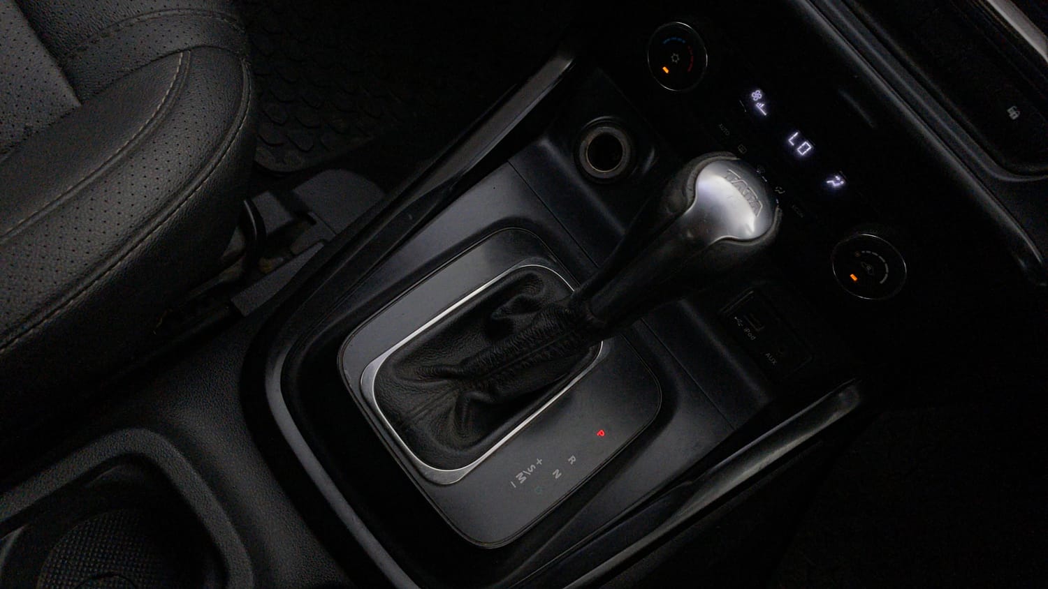 Used 2017 Tata Hexa XTA 4x2 6 STR Diesel Automatic interior GEAR  KNOB VIEW