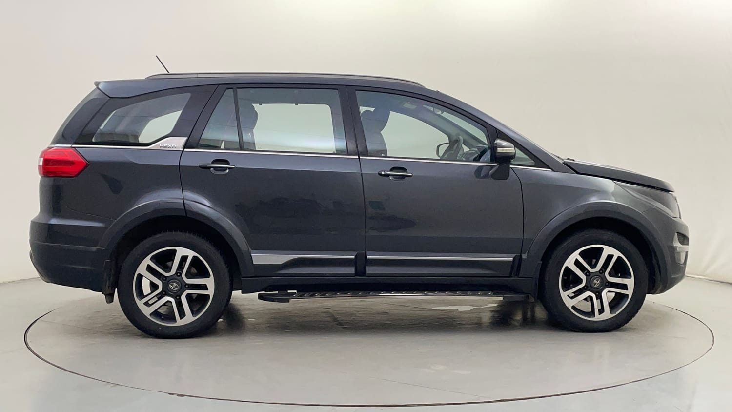 Used 2017 Tata Hexa XTA 4x2 6 STR Diesel Automatic exterior RIGHT SIDE VIEW