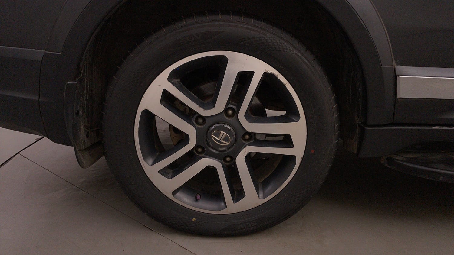 Used 2017 Tata Hexa XTA 4x2 6 STR Diesel Automatic tyres RIGHT REAR TYRE RIM VIEW