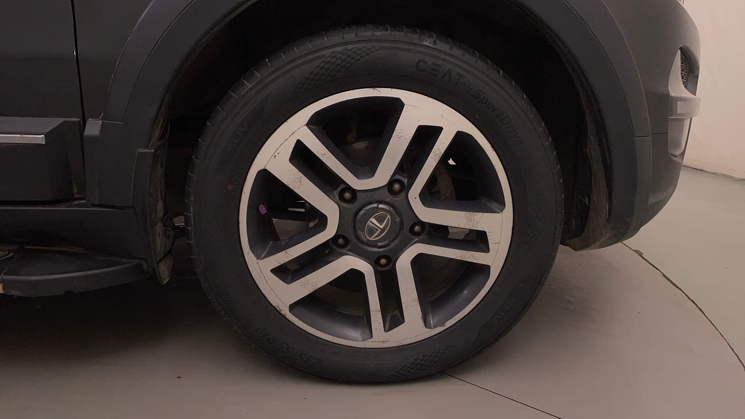 Used 2017 Tata Hexa XTA 4x2 6 STR Diesel Automatic tyres RIGHT FRONT TYRE RIM VIEW