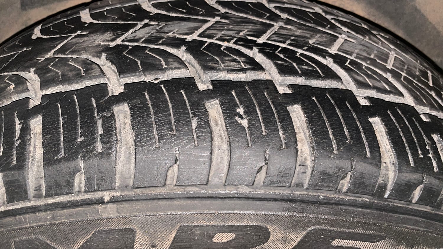Used 2017 Tata Hexa XTA 4x2 6 STR Diesel Automatic tyres LEFT REAR TYRE TREAD VIEW