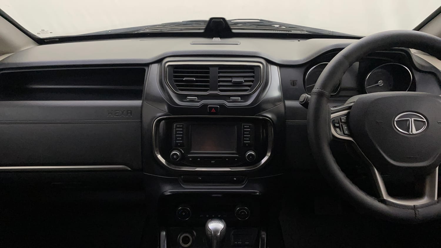 Used 2017 Tata Hexa XTA 4x2 6 STR Diesel Automatic interior MUSIC SYSTEM & AC CONTROL VIEW