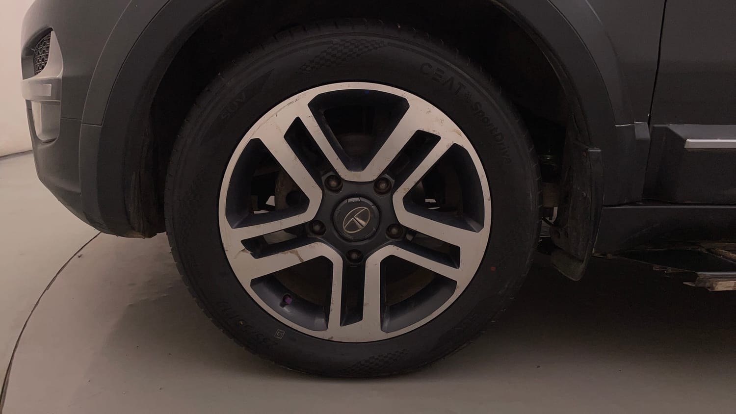 Used 2017 Tata Hexa XTA 4x2 6 STR Diesel Automatic tyres LEFT FRONT TYRE RIM VIEW