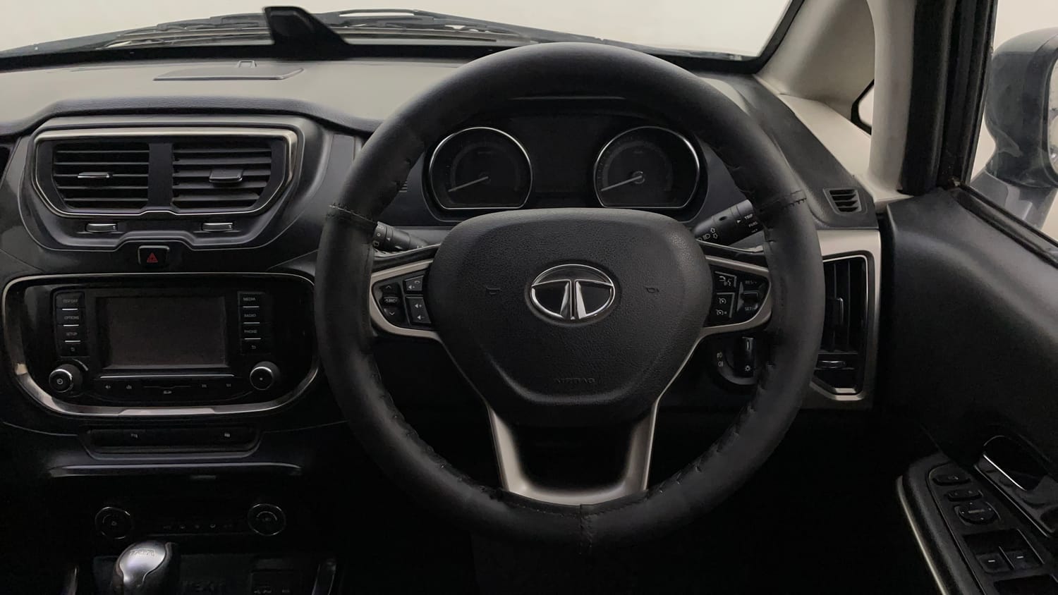 Used 2017 Tata Hexa XTA 4x2 6 STR Diesel Automatic interior STEERING VIEW