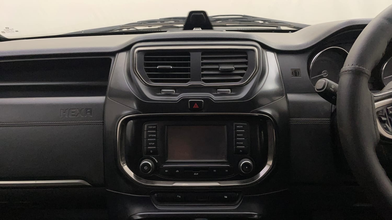 Used 2017 Tata Hexa XTA 4x2 6 STR Diesel Automatic top_features Integrated (in-dash) music system