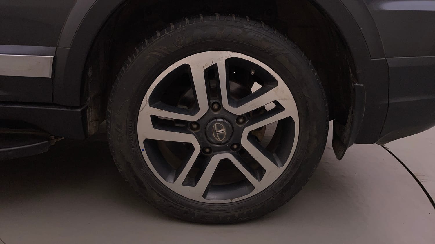 Used 2017 Tata Hexa XTA 4x2 6 STR Diesel Automatic tyres LEFT REAR TYRE RIM VIEW