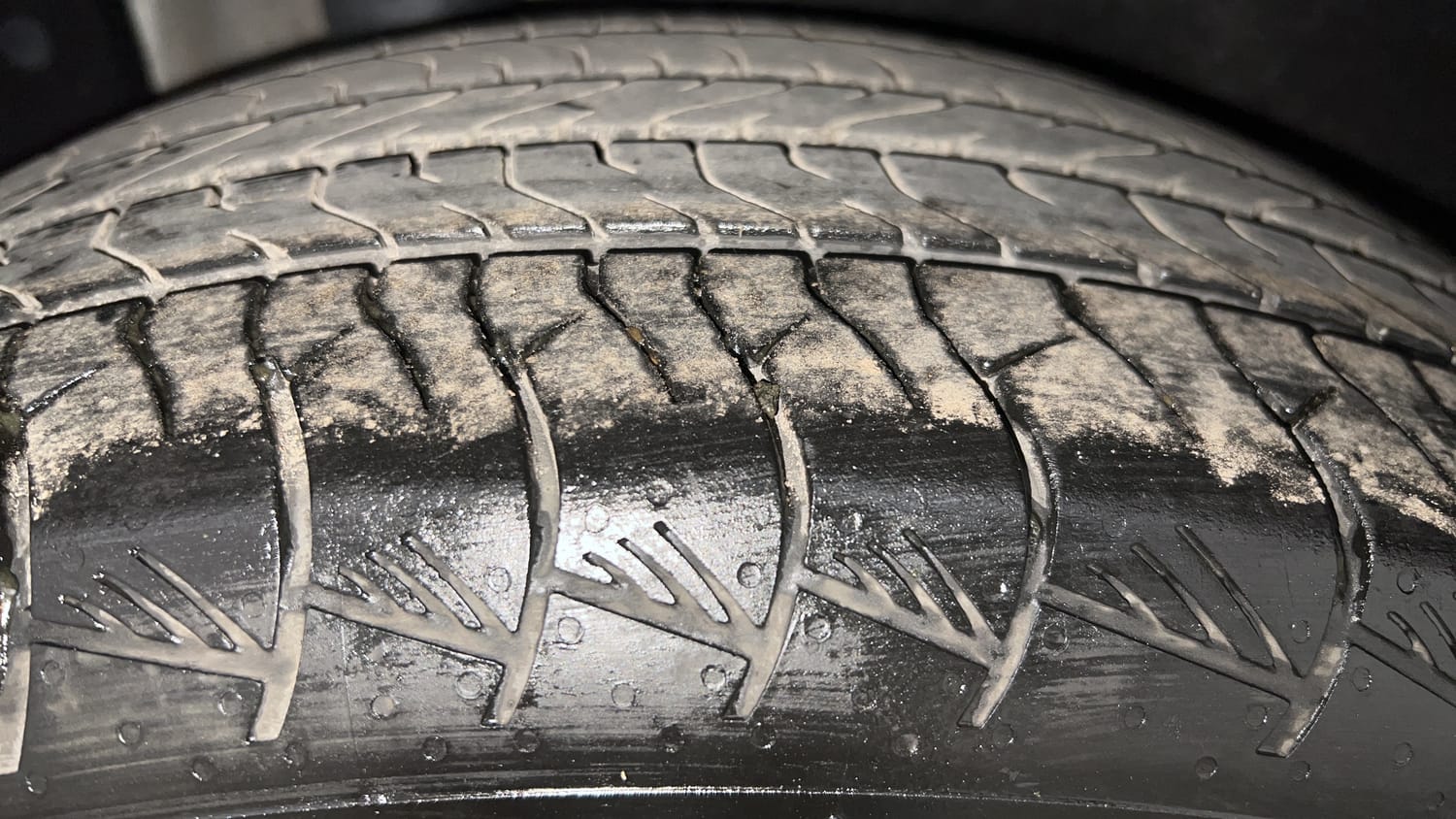 Used 2022 Hyundai Alcazar Platinum 7 STR 2.0 Petrol Petrol Manual tyres RIGHT REAR TYRE TREAD VIEW