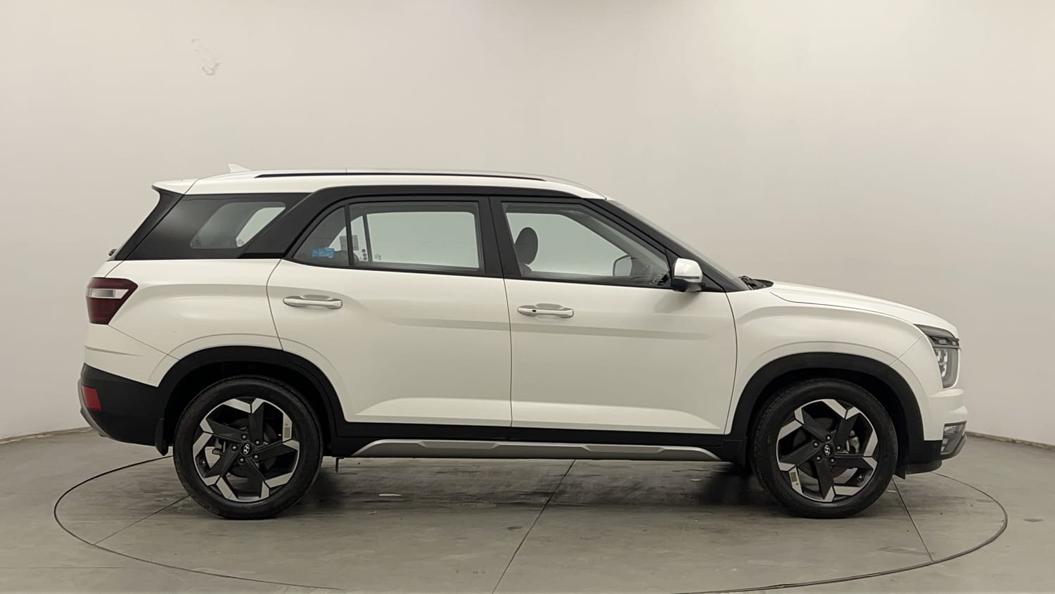 Used 2022 Hyundai Alcazar Platinum 7 STR 2.0 Petrol Petrol Manual exterior RIGHT SIDE VIEW