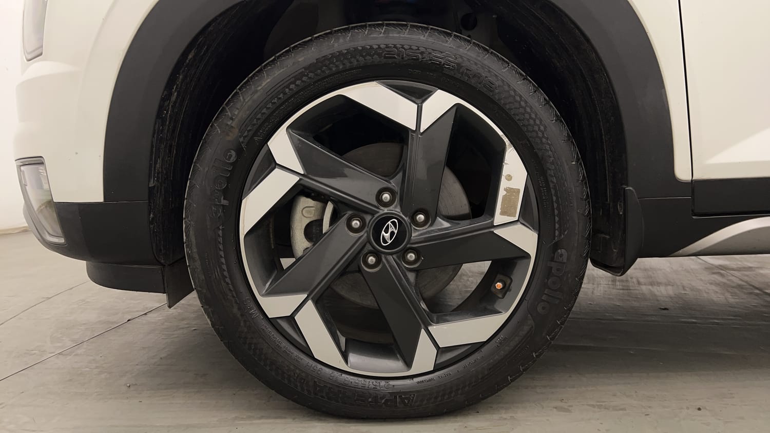 Used 2022 Hyundai Alcazar Platinum 7 STR 2.0 Petrol Petrol Manual tyres LEFT FRONT TYRE RIM VIEW