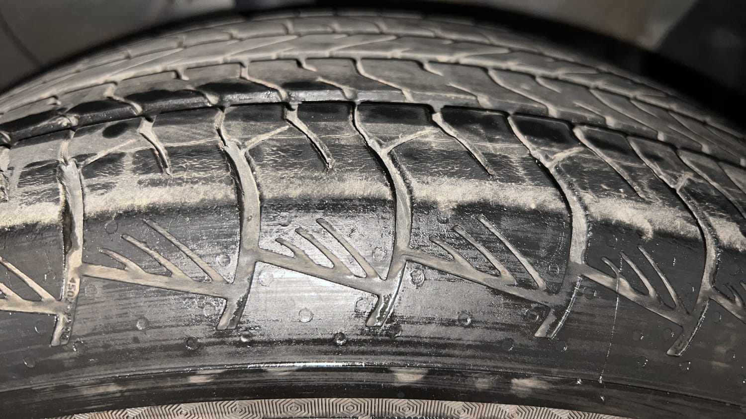 Used 2022 Hyundai Alcazar Platinum 7 STR 2.0 Petrol Petrol Manual tyres RIGHT FRONT TYRE TREAD VIEW