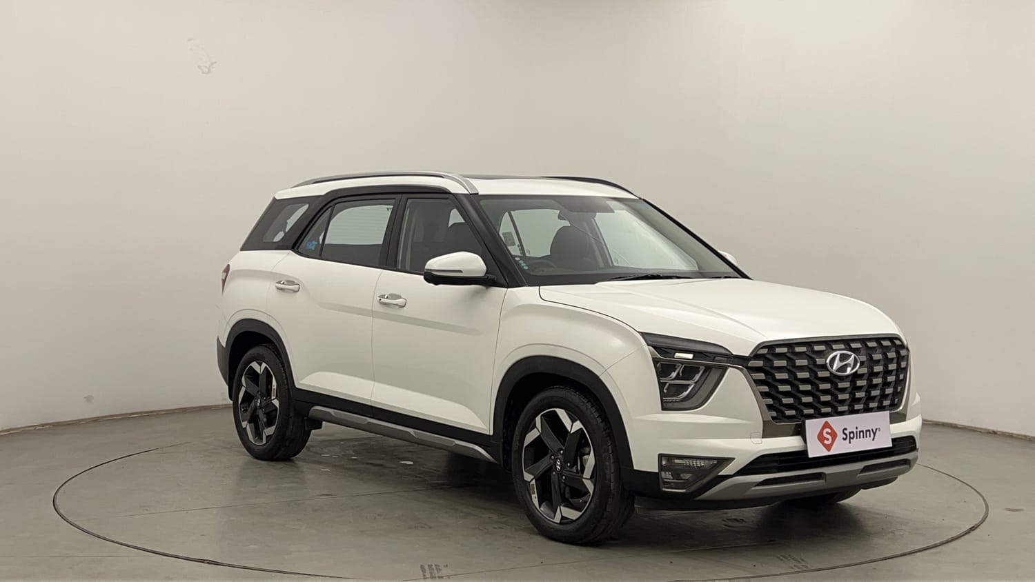 Used 2022 Hyundai Alcazar Platinum 7 STR 2.0 Petrol Petrol Manual exterior RIGHT FRONT CORNER VIEW