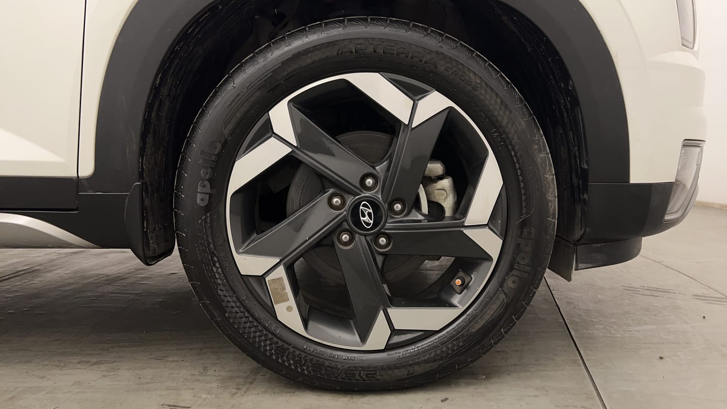 Used 2022 Hyundai Alcazar Platinum 7 STR 2.0 Petrol Petrol Manual tyres RIGHT FRONT TYRE RIM VIEW