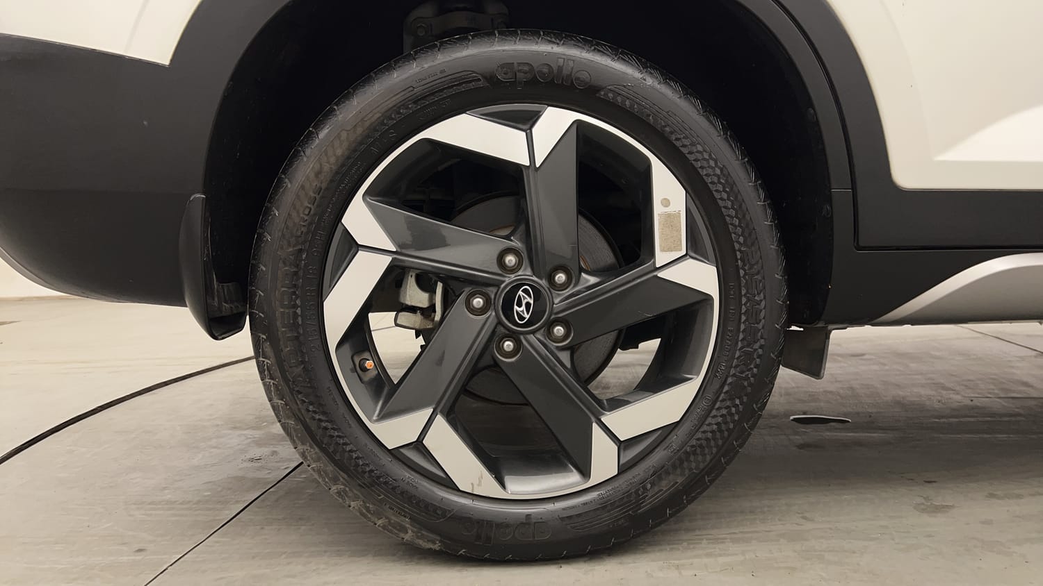 Used 2022 Hyundai Alcazar Platinum 7 STR 2.0 Petrol Petrol Manual tyres RIGHT REAR TYRE RIM VIEW