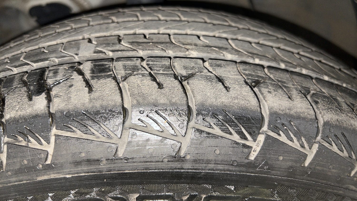 Used 2022 Hyundai Alcazar Platinum 7 STR 2.0 Petrol Petrol Manual tyres LEFT FRONT TYRE TREAD VIEW