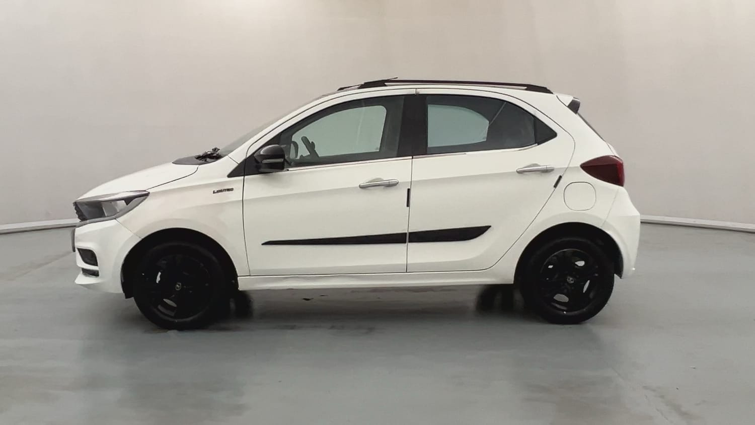Used 2023 Tata Tiago XT Petrol Manual exterior LEFT SIDE VIEW