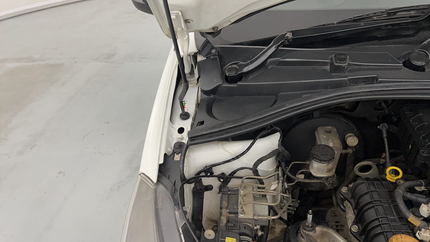 Used 2023 Tata Tiago XT Petrol Manual engine ENGINE RIGHT SIDE HINGE & APRON VIEW