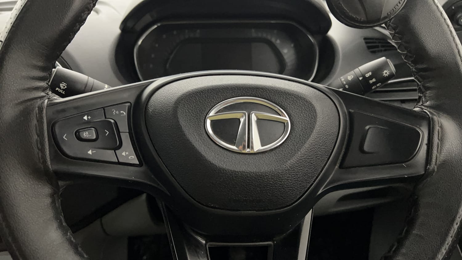 Used 2023 Tata Tiago XT Petrol Manual top_features Steering mounted controls