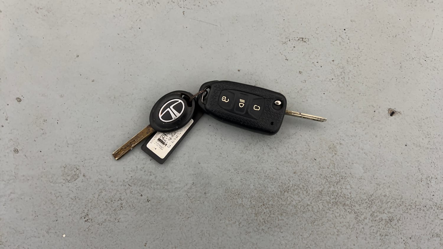 Used 2023 Tata Tiago XT Petrol Manual extra CAR KEY VIEW