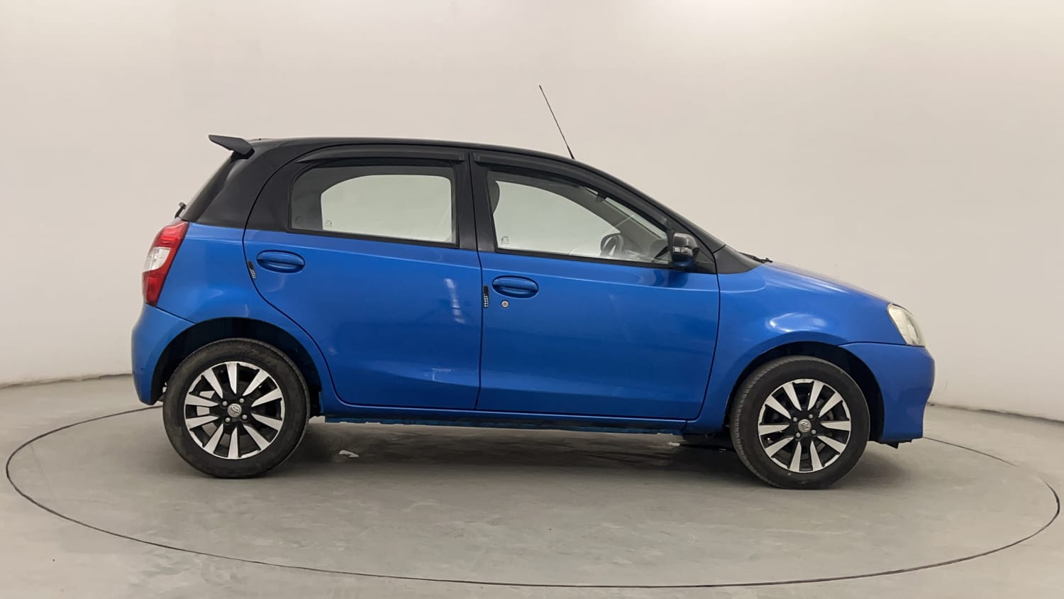 Used 2016 Toyota Etios Liva VD Diesel Manual exterior RIGHT SIDE VIEW